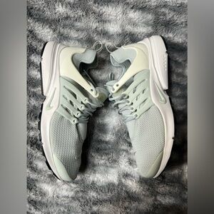 Nike Women's Athletic Shoes - Light Green and Cream